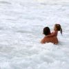 Cuidadoso, Cauã Reymond mergulha com a filha, Sofia, em praia do Rio de Janeiro