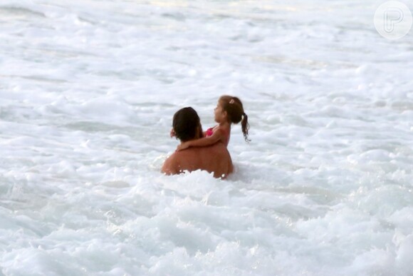 Cuidadoso, Cauã Reymond mergulha com a filha, Sofia, em praia do Rio de Janeiro