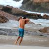 Cauã Reymond brinca com a filha, Sofia, em praia do Rio de Janeiro