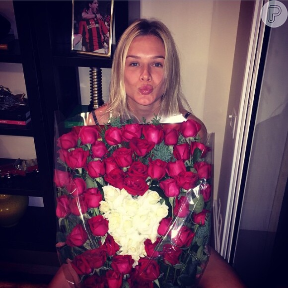 Depois de ganhar flores de Alexandre Pato, Fiorella Mattheis agradece carinho: 'Ele me faz tão feliz'
