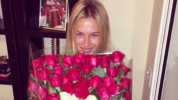 Fiorella Mattheis ganha flores de Alexandre Pato em aniversário: 'Te amo'