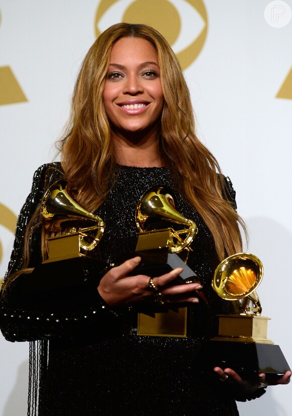 Beyoncé exibiu os anéis ao posar com seus troféus do Grammy