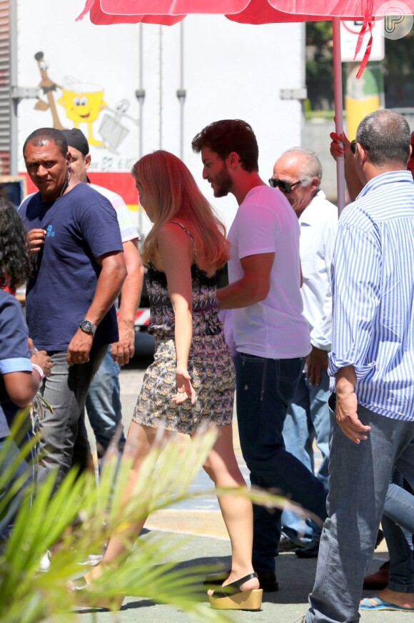 Angélica e Klebber Toledo se protegem do sol antes de gravarem o 'Estrelas'