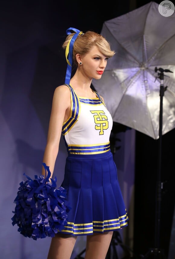 Estátua de Taylor Swift usa figurino de líder de torcida