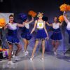 Dançarinas fazem performance de clipe ao lado de estátua de Taylor Swift