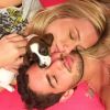 Fiorella Mattheis posta foto romântica ao lado de Alexandre Pato e o cachorrinho Panda, em 10 de fevereiro de 2015