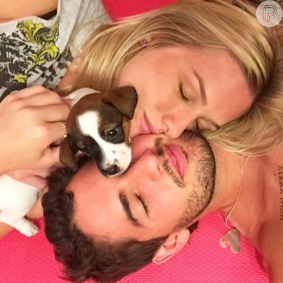 Fiorella Mattheis posta foto romântica ao lado de Alexandre Pato e o cachorrinho Panda, em 10 de fevereiro de 2015