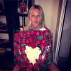 Fiorella Mattheis ganha buquê de flores de Alexandre Pato