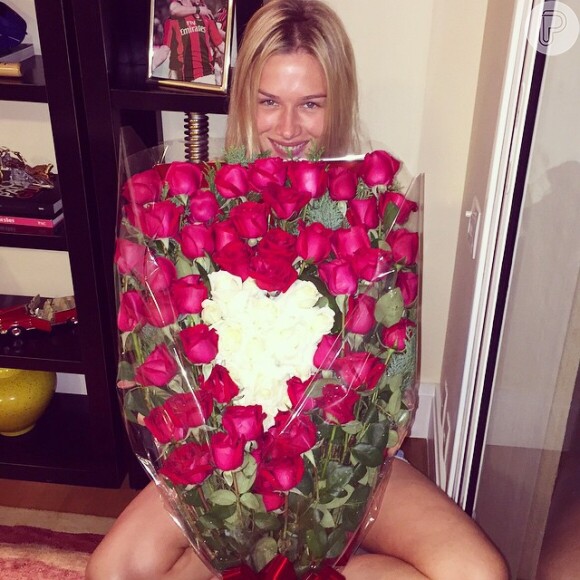 Fiorella Mattheis também ganhou flores de Alexandre Pato em seu aniversário de 27 anos, em 10 de fevereiro de 2015