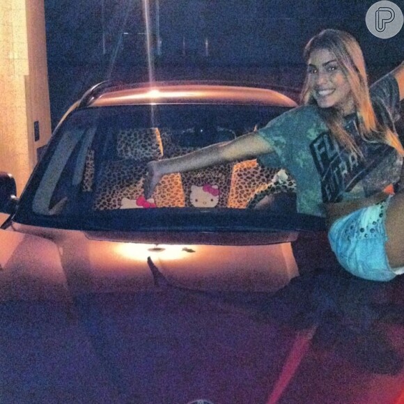 As irmãs Bia e Branca Feres compraram uma BMW na sexta-feira (12) e na madrugada de sábado (13) foram assaltadas na volta de uma festa, no bairro do Rio Comprido, Zona Norte do Rio de Janeiro. As gêmeas publicaram no Twitter uma foto momentos antes do assalto. Foto publicada em 13 de abril de 2013
