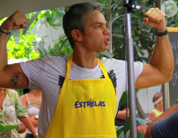 Na gravação do programa 'Estrelas', Otaviano Costa brinca em gincana gastronômica