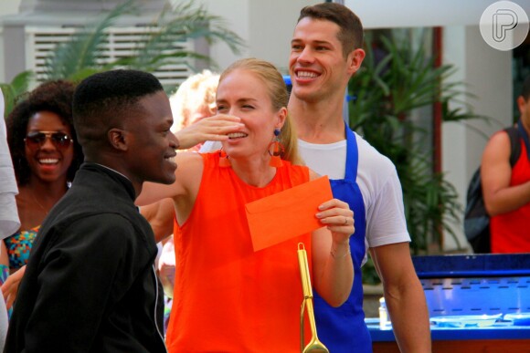 Angélica come yakisoba feito por Otaviano Costa e José Loreto, durante gravação do programa 'Estrelas'