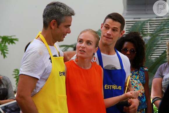 Angélica come yakisoba feito por Otaviano Costa e José Loreto, durante gravação do programa 'Estrelas'