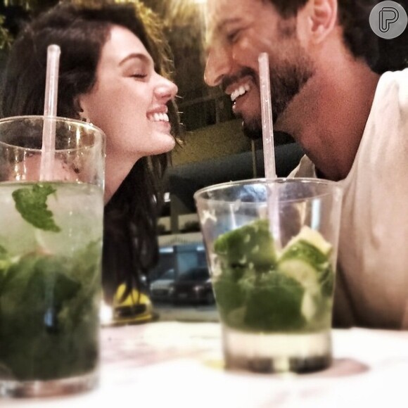 Uriel Del Toro conta as horas para encontrar a namorada, Isis Valverde, em foto publicada no Instagram, nesta quarta-feira, 11 de fevereiro de 2015