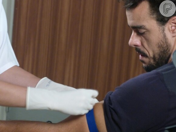 Antes disso, Enrico (Joaquim Lopes) doou sangue para salvar a vida do pai