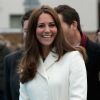 Kate Middleton participa de evento esportivo em Londres e mostra barriga do sexto mês de gravidez. Duquesa usou casaco estipulado em 810 libras, cerca de R$ 3,800