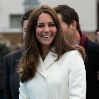 Kate Middleton usa look de R$ 3,8 mil e mostra barriga de seis meses de gravidez