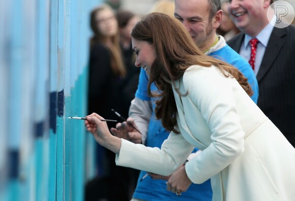 Kate Middleton, descontraída, participa de evento esportivo em Londres e faz desenho em tela durante visita à sede do Ben Ainslie Racing in Portsmouth