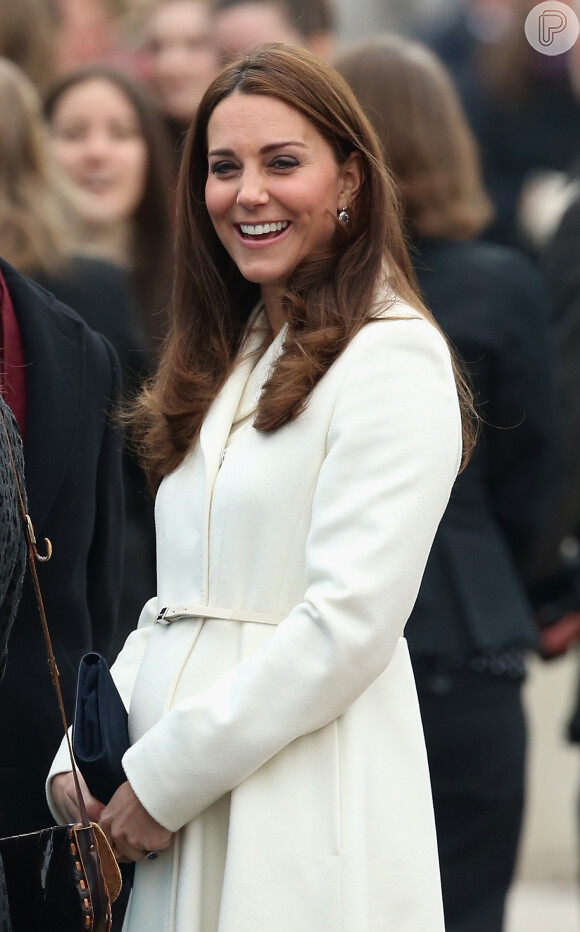 Grávida de seis meses, Kate Middleton usou casaco da grife MaxMara, que custa 810 euros, o equivalente a R$ 2,600 reais