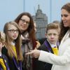 Kate Middleton participa de evento esportivo em Londres e descontrai com jovens atletas