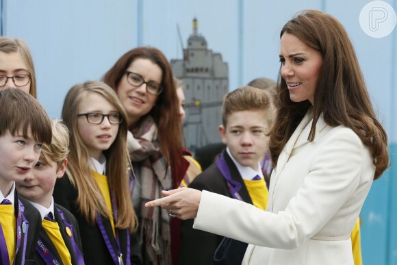 Kate Middleton participa de evento esportivo em Londres e descontrai com jovens atletas