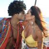 Scheila Carvalho beijou o marido, Tony Salles, em cima de trio elétrico na Bahia, em 12 de fevereiro de 2015