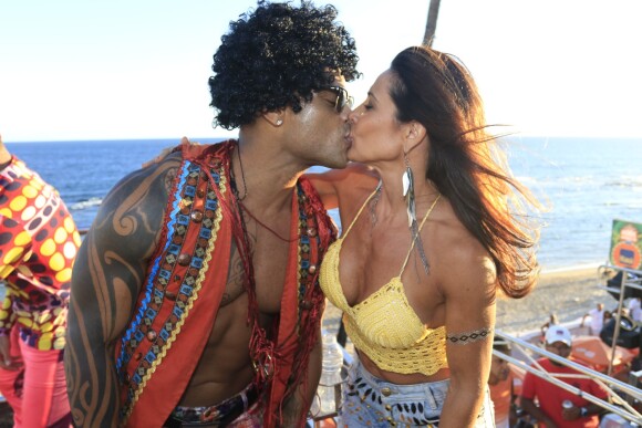 Scheila Carvalho beijou o marido, Tony Salles, em cima de trio elétrico na Bahia, em 12 de fevereiro de 2015