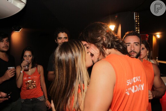 Fernanda Paes Leme, que assumiu romance com o produtor de eventos Marcel Mangioni, trocou beijos com o novo eleito em Salvador