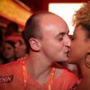 A atriz Corina Sabbas, da série 'Sexo e as Negas', trocou calorosos beijos com o namorado no Camarote da Schin em Salvador
