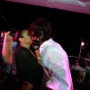 

Alinne Rosa tascou um beijão no namorado, Rodrigo Fróes, enquanto se apresentava em cima do seu trio no Carnaval de Salvador

