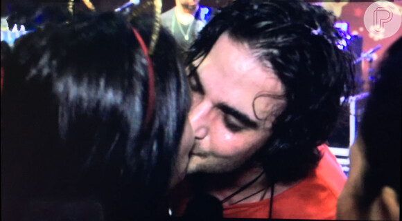 O cantor Fiuk beijou uma fã no Camarote da Brahma em Florianópolis