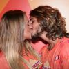 Brenno Leone, no ar em 'Boogie Oogie', beija a namorada, Gabi Lopes