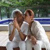 Flora e Gilberto Gil aproveitaram uma pausa durante o tradicional almoço oferecido pelo casal durante a folia, em Salvador, para namorar