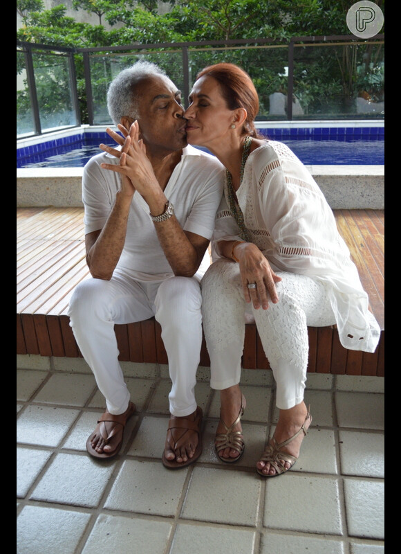 Flora e Gilberto Gil aproveitaram uma pausa durante o tradicional almoço oferecido pelo casal durante a folia, em Salvador, para namorar