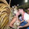Susana Vieira, que brilhou como rainha de bateria da Grande Rio, tascou um beijão no rapaz