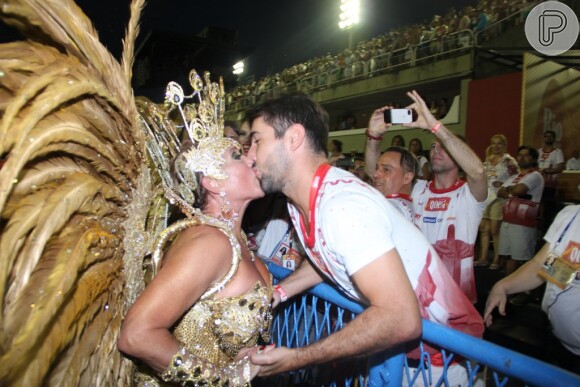 Susana Vieira, que brilhou como rainha de bateria da Grande Rio, tascou um beijão no rapaz
