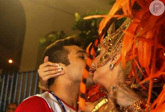 No domingo de Carnaval, Antonia Fontenelle beijou novamente o namorado, Jonathan Costa. Dessa vez, na concentração da Grande Rio