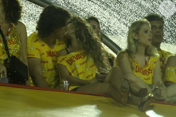 Paula Fernandes beijou o namorado, Henrique Valle. O casal assistiu juntinho o primeiro dia de desfiles na Marquês de Sapucaí