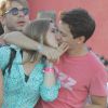 Alice Wegmann beija o namorado emcCima do trio de Ivete Sangalo, na Barra, em Salvador, Bahia 
