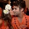 Polliana Aleixo e o namorado, o músico Renato Beltrão, se beijam no camarote Schin, em Salvador, na Bahia