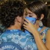 Sophie Charlotte coloca o copo na frente ao beijar Daniel de Oliveira no carnaval 2015