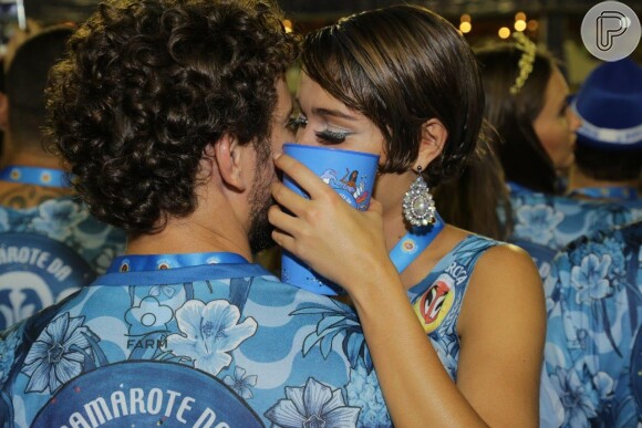 Sophie Charlotte coloca o copo na frente ao beijar Daniel de Oliveira no carnaval 2015