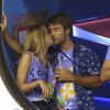 Kayky Brito beija a namorada, Bianca Grubhofer Amaral, em camarote do Rio