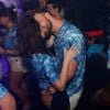 Fernanda Vasconcellos e Cássio Reis retomaram o namoro e trocaram beijos no Camarote da Boa, na madrugada de terça-feira, 17 de fevereiro de 2015