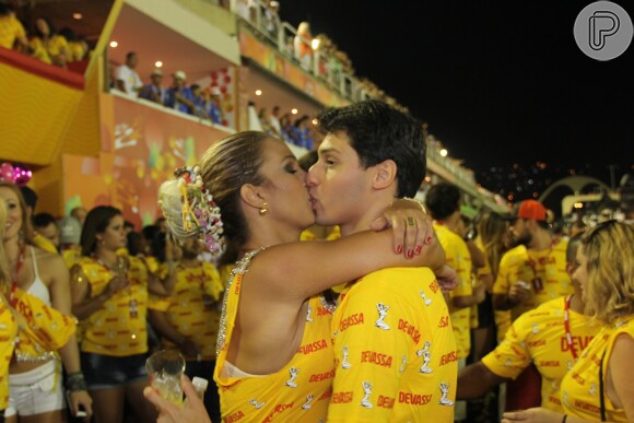 Valesca Popozuda beijou o namorado, David Diógenes, no camarote Devassa, pnde viu o desfile das campeãs, no domingo, 22 de fevereiro de 2015