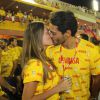 Raphael Viana, o personal trainer de Juju Popular (Cris Vianna) em 'Império', tab´pem beijou a namorada, a modelo Francine Amaral