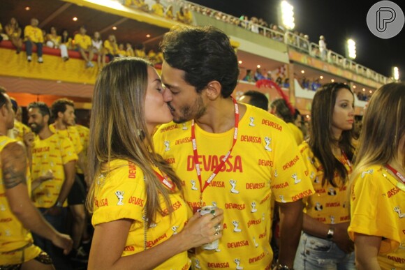 Raphael Viana, o personal trainer de Juju Popular (Cris Vianna) em 'Império', tab´pem beijou a namorada, a modelo Francine Amaral