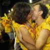 Par de Paolla Oliveira em 'Felizes para sempre?', Enrique Diaz e a mulher, Mariana Lima, namoraram muito neste sábado, 21 de fevereiro de 2015, no desfile das campeãs