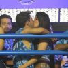 Beija, beija... Zezé Di Camargo e Graciella Carvalho também curtiram a folia juntinhos!