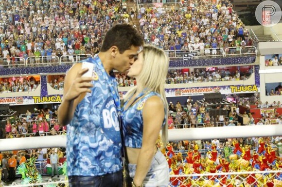 Daniele Hypólito trocou beijos com o professor e coreógrafo de dança Fábio Castro, neste sábado, 21 de fevereiro de 2015, em camarote no Carnaval do Rio. Namorando há oito meses, a atleta pretende se casar após disputar as Olimpiadas de 201